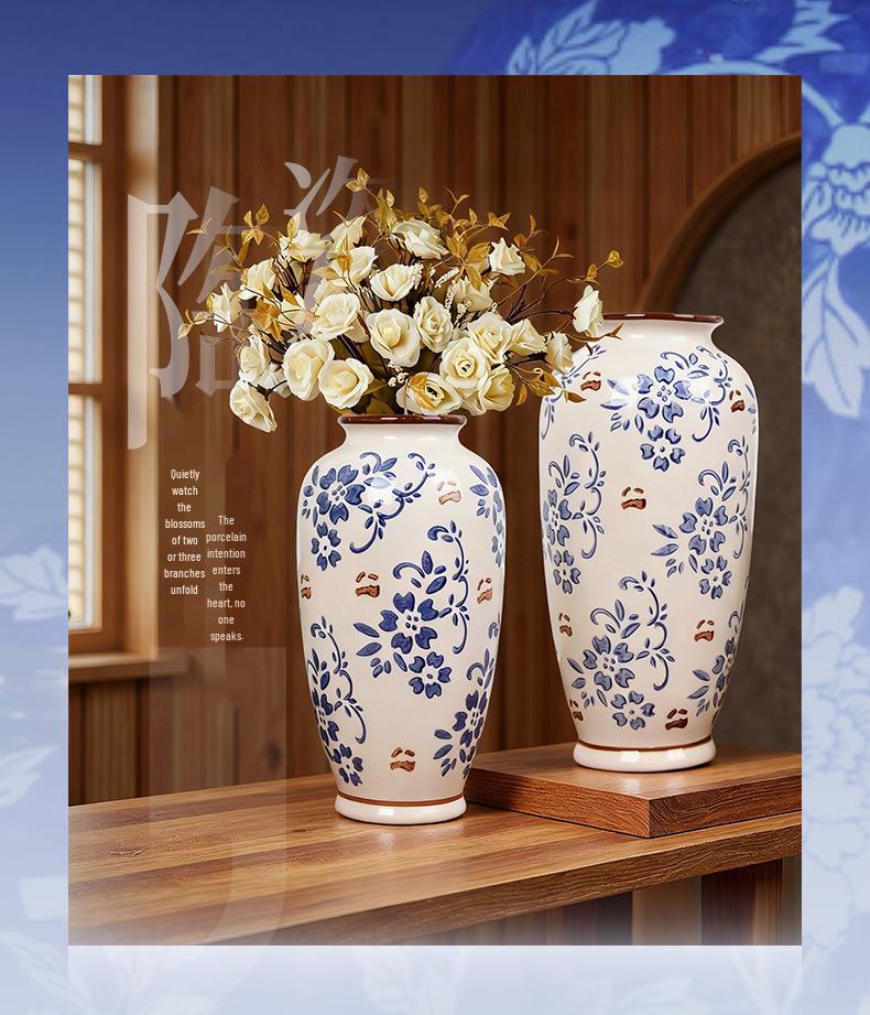 Vintage Blauw en Wit Porseleinen Kleine Vaas voor Bloemschikkingen – Retro Keramisch Ornament voor Woonkamer Decoratie.