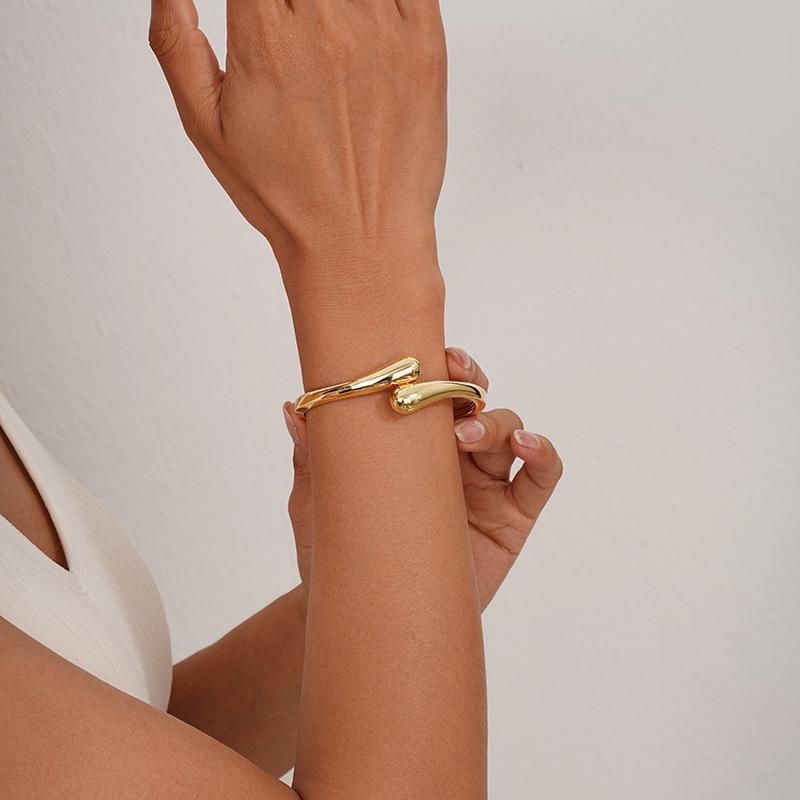 Interlocking Ring Open Bangle - European & American Light Luxury Design for Women