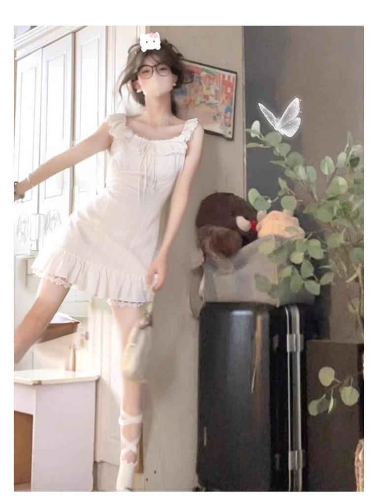 Elegant White Cap-Sleeve Dress: Beautiful Waist-Cinching Petite Short Dress In Old Money Style, Perfect for First Love Moments.