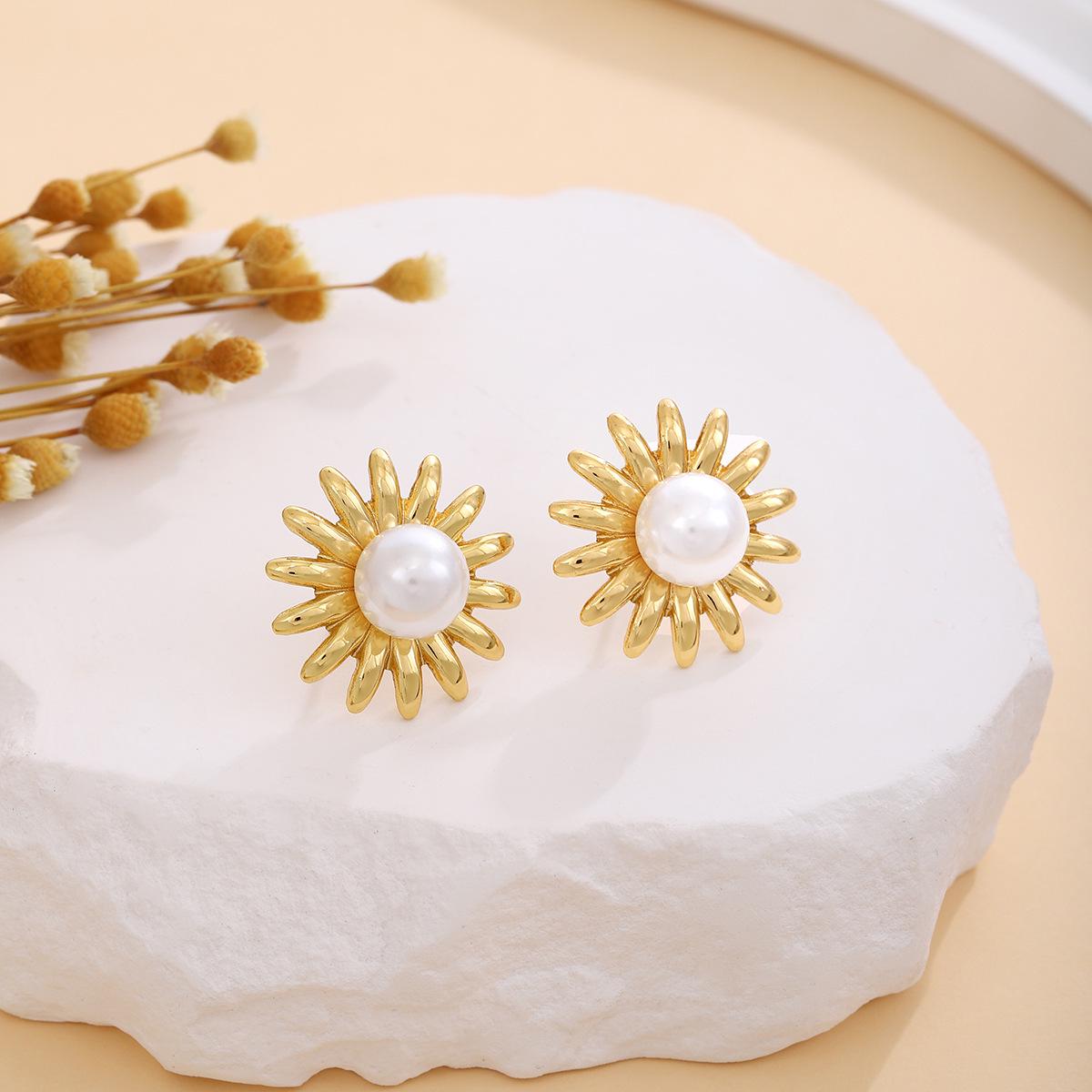 

Европейские и американские серьги с цветочным бантом и жемчугом: Роскошный, Стильный и Уникальный Металлический Дизайн.