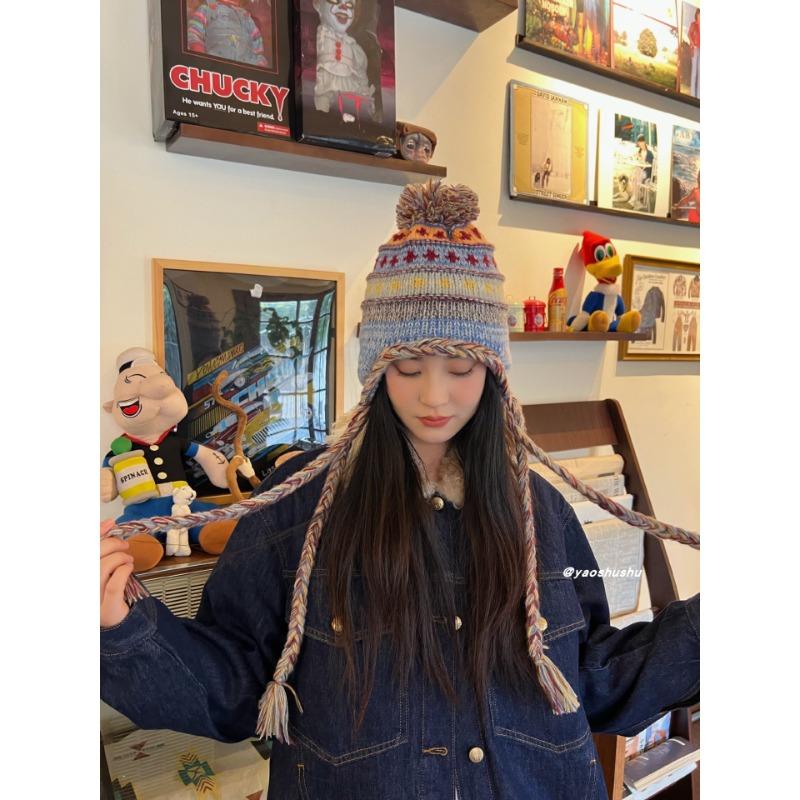 

Тяжелая вязаная жаккардовая шапка-бини в яркую полоску с защитой ушей