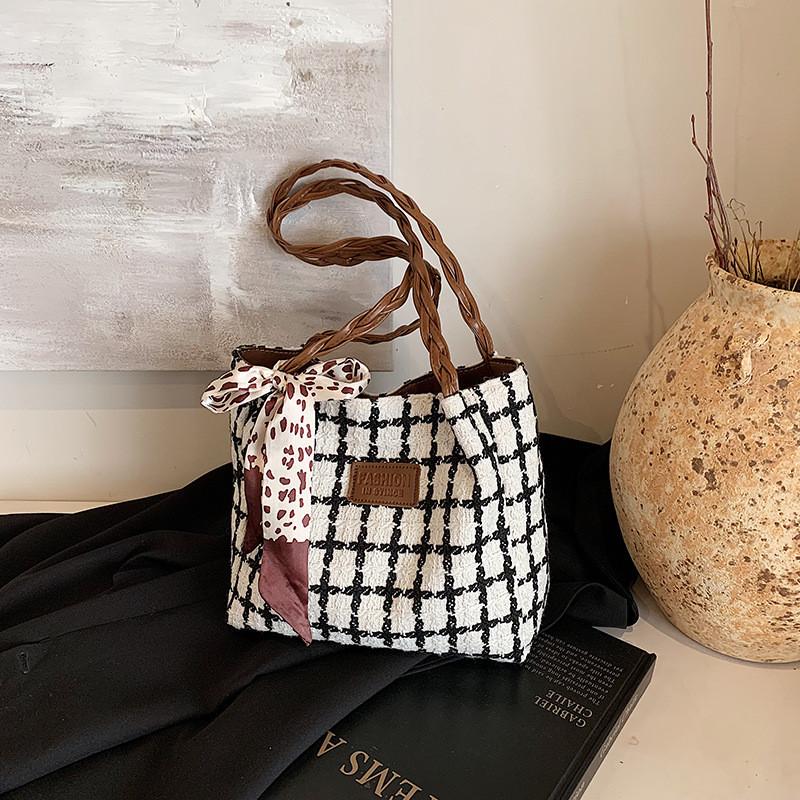 

Trendy College Style Crossbody Bag With Details And Inner Phone Pocket For Commuting білий