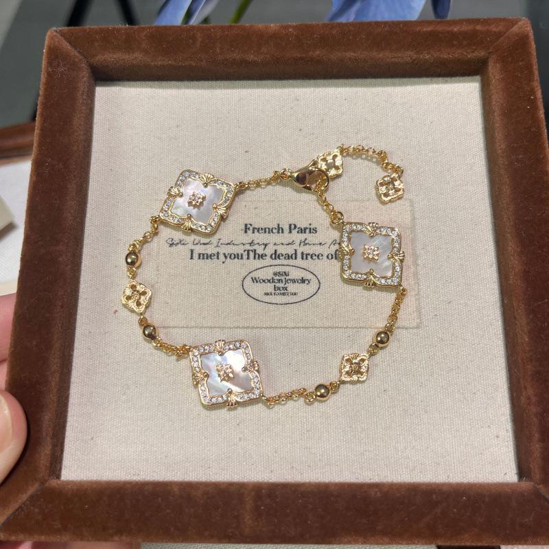 Italian Cloth Qi Lati Natural White Fritillary Four-Leaf Clover Bracelet Women'S Fashion Retro Rhombus Chalcedony Jewelry