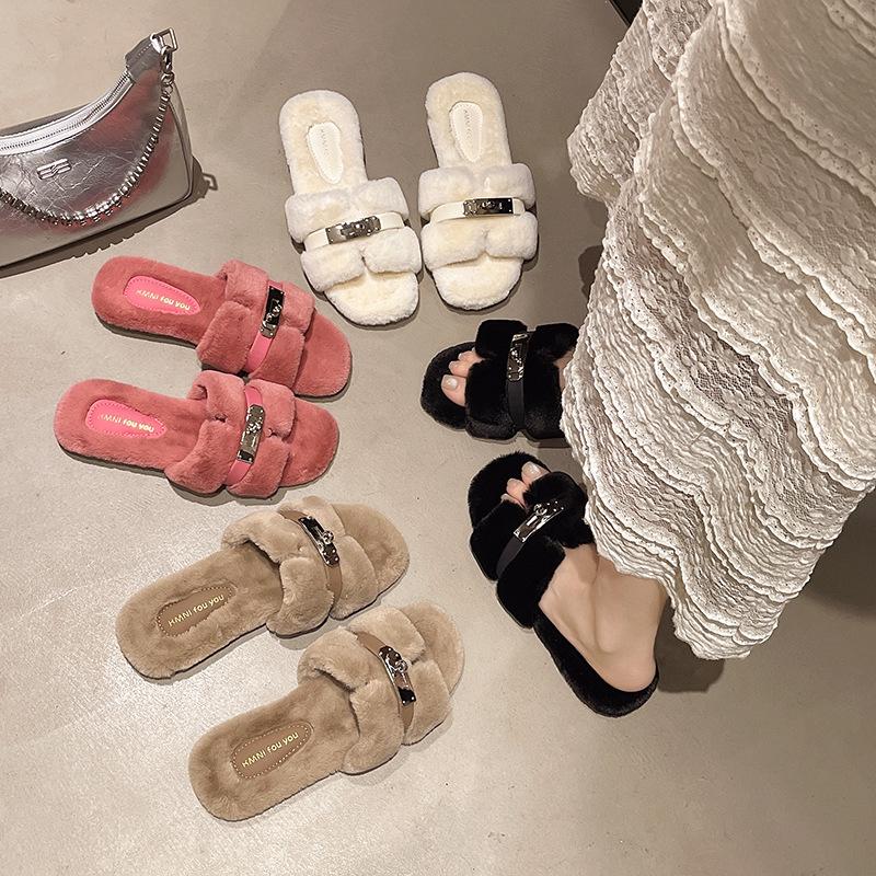 Hausschuhe mit Fell Damen 2025 Herbst neu Außen tragen flacher Boden Samt Internet-Berühmtheiten ein Wort Kreuz Metall Schnalle Retro Baumwolle Mopp