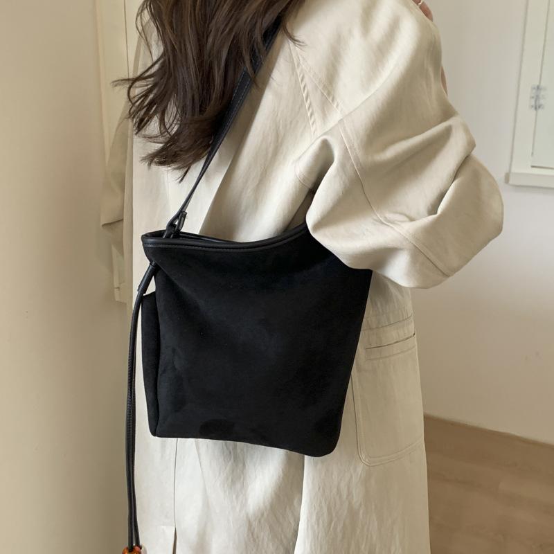Suede bag women's 2025 new trendy retro shoulder bag large capacity commuter tote bag crossbody bucket bag