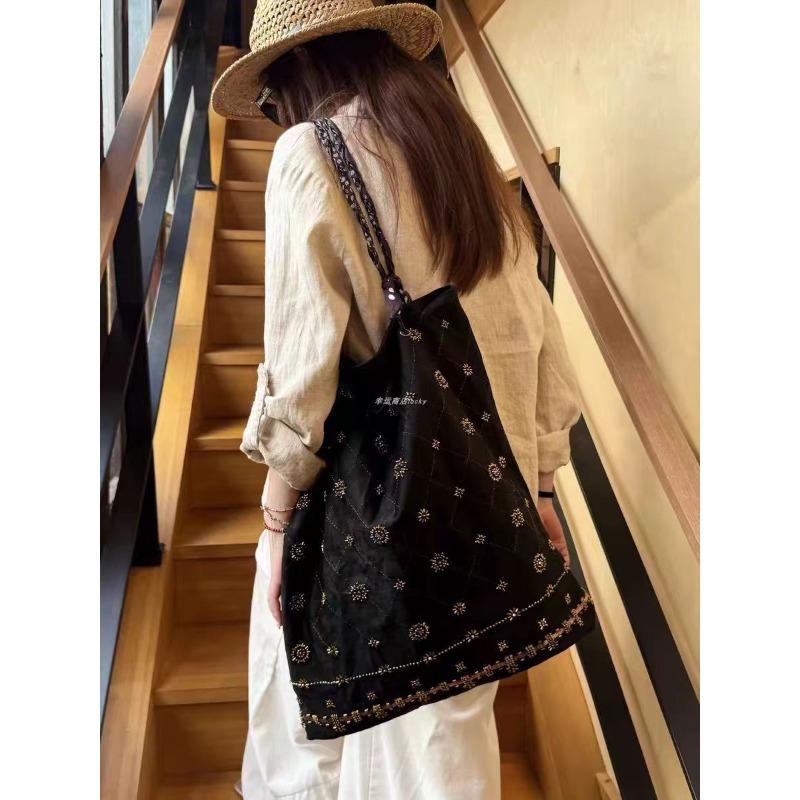Embroidered shoulder bag women s niche design new Chinese bag fashionable retro versatile large capacity commuter tote bag чёрный