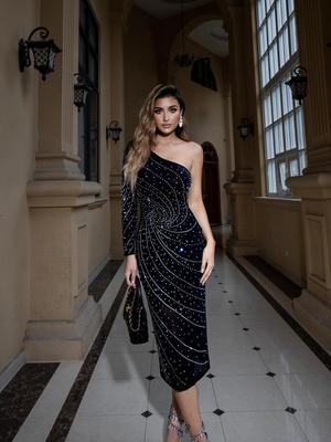Abito da donna di alta gamma monospalla snellente con dettaglio strass