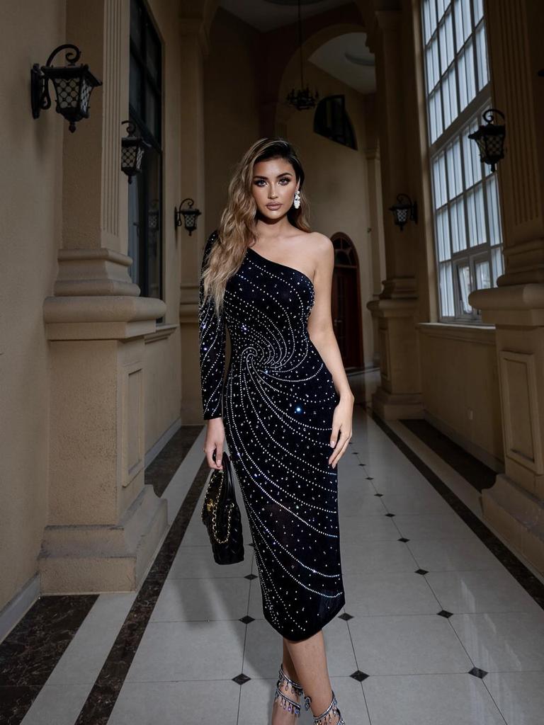 High-End Women's One-Shoulder Slimming Dress with Rhinestone Detail