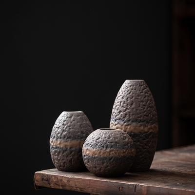 Dekoracja w postaci ceramicznego wazonu vintage, aranżacja kwiatowa do salonu, kreatywna prostota, wazon hydroponiczny, dekoracja na biurko