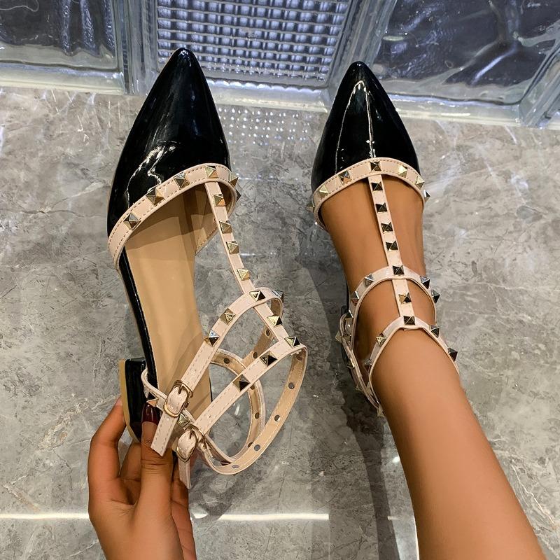 Mode 2025 Knöchelriemen Cut-Out Nieten Rockstud Lackleder Nieten Ballerinas T-Riemen Schnalle Walking Weich Damen Schuhe Reisegröße