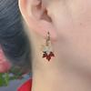 Neues Designgefühl, doppelte Creolen mit roten Ahornblättern, trendige, elegante Herbstblatt-Ohrringe, Schmuck für Frauen für den Alltag
