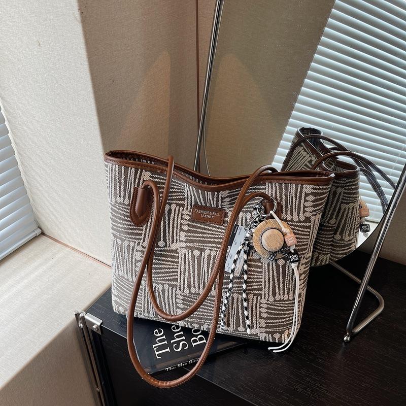 Retro large-capacity bag women's autumn and winter new commuter shoulder bag contrasting color portable tote bag