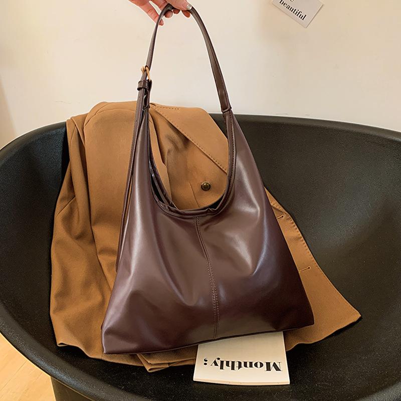

Casual large-capacity bag women s 2025 autumn new underarm shoulder bag simple and fashionable commuter tote bag кавовий