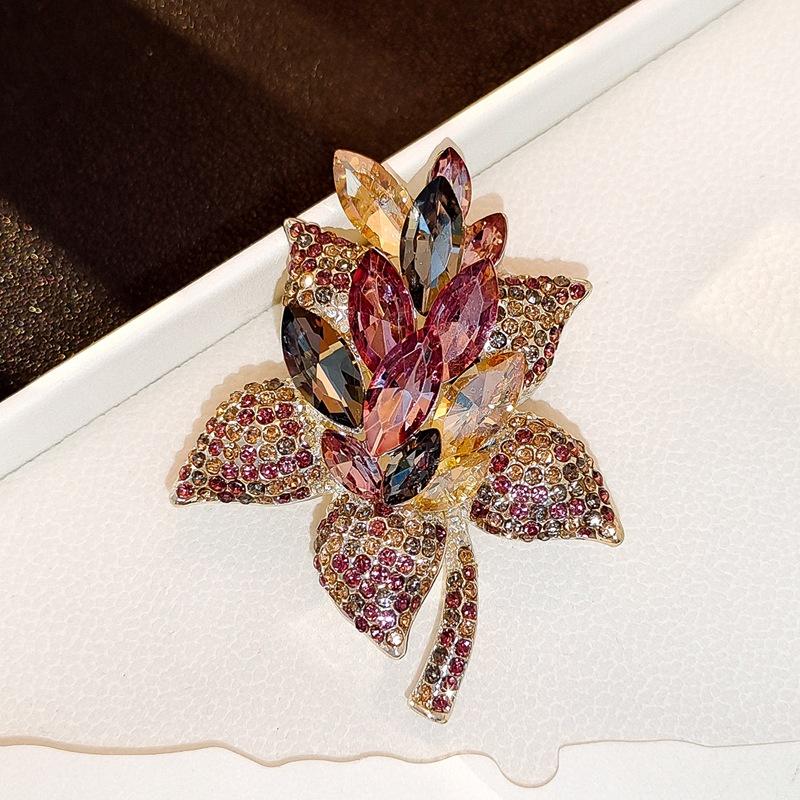 High-End Light Luxury Flower Brooch Female Heavy Industry Design Sense Animal Brooch Diamond Corsage Coat Clothing Accessories