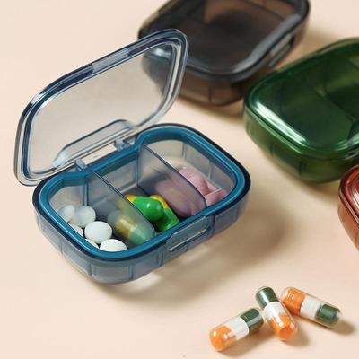 Tragbare Medikamenten-Spenderbox für drei tägliche Dosen von Pillen und Tabletten Wasserdichte Medikamentenbox Pillendose