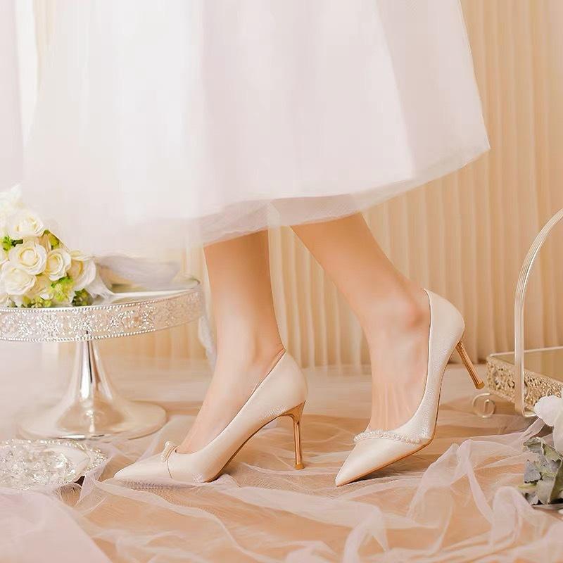 Chaussures de mariage françaises hiver pour femmes sens haut de gamme robe de mariage Xiuhe deux portés talons hauts niche chaussures de mariée rouge perle chaussures simples