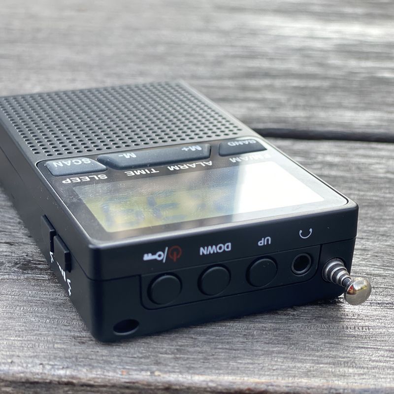 Mini Tragbares FM AM Radio LCD-Anzeige Radioempfänger Eingebauter Lautsprecher Wecker mit 3,5mm Kopfhörerunterstützung Sleep-Timer