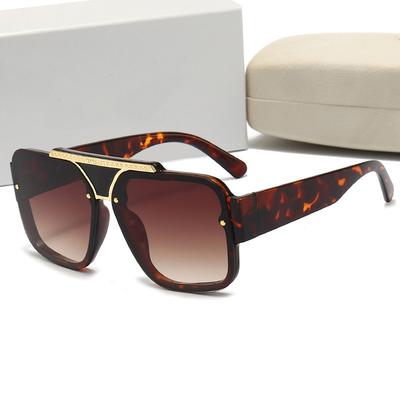Nuovi Occhiali da Sole Quadrati Grandi Donna Moda Occhiali da Sole UV400 Viaggio all'Aperto Occhiali Design Decorativo con Borchie di Riso