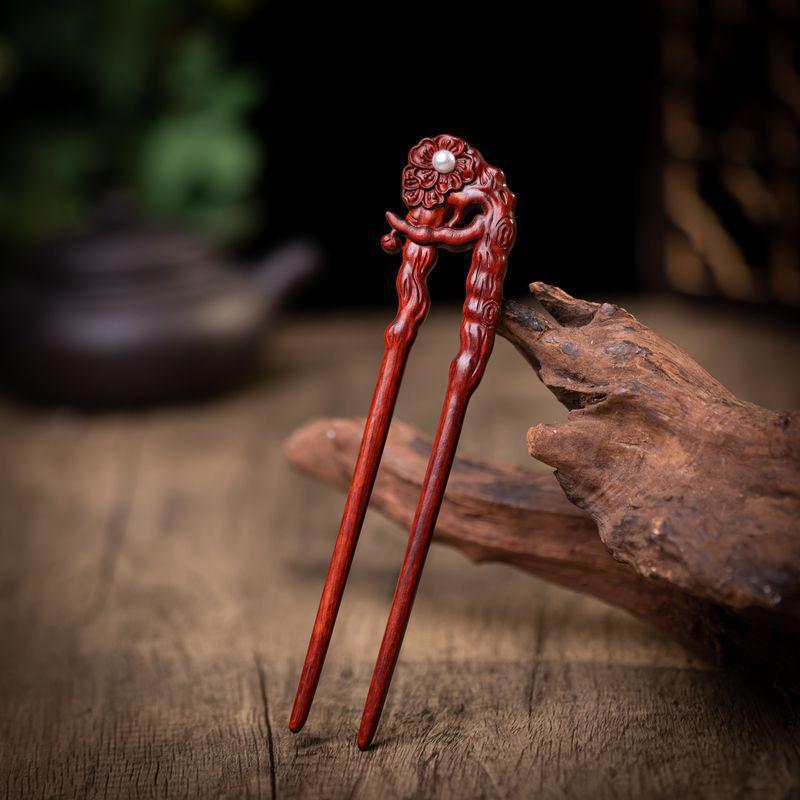 Elegante Haarnadel aus rotem Sandelholz – Haaraccessoire im antiken chinesischen Stil für Haarknoten.