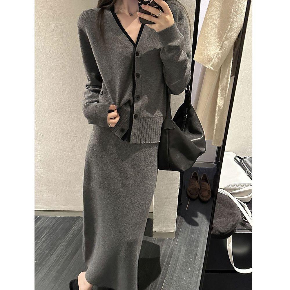 

Женский вязаный кардиган в стиле колор-блок и миди-юбка с буквенным принтом - Корейский стиль, свободный крой для осени/зимы M (100-120 jin)