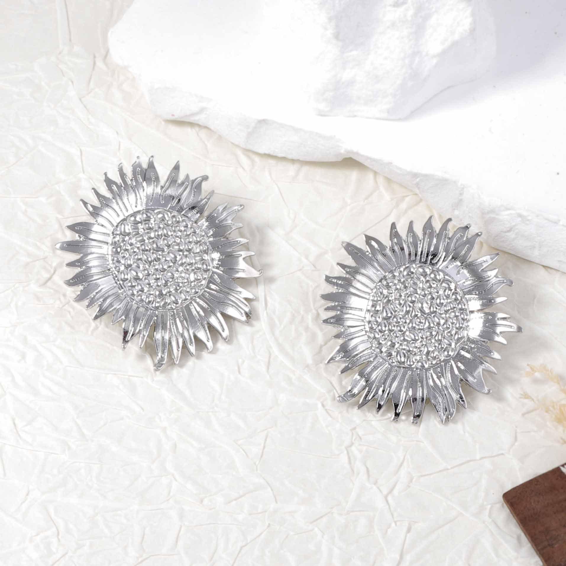

European and American light luxury, fashionable, simple and versatile alloy sunflower three-dimensional simulation texture floral ear studs
