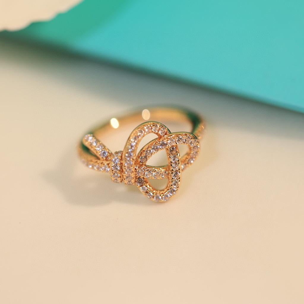 Der Ring ist aus aurischem Material gefertigt, das atemberaubend schön ist.. Diesen Sommer ist der heißeste neue Artikel die zweifarbige Galvanisierung.