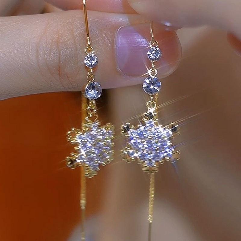 

Super fairy temperament slightly inlaid with diamond snowflake earrings, showing the face, thin and long fringed earrings and earrings. золотой