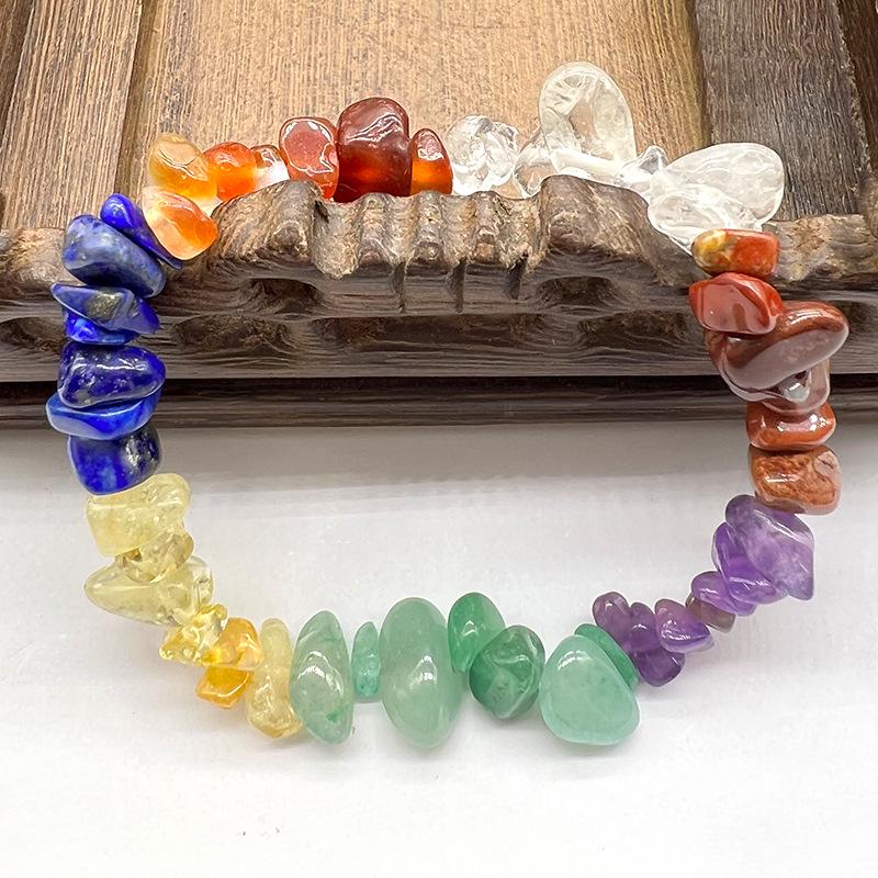 

Браслет из семицветных неправильных бусин из натурального кристалла на эластичной нити 5-7mm Crushed Stone
