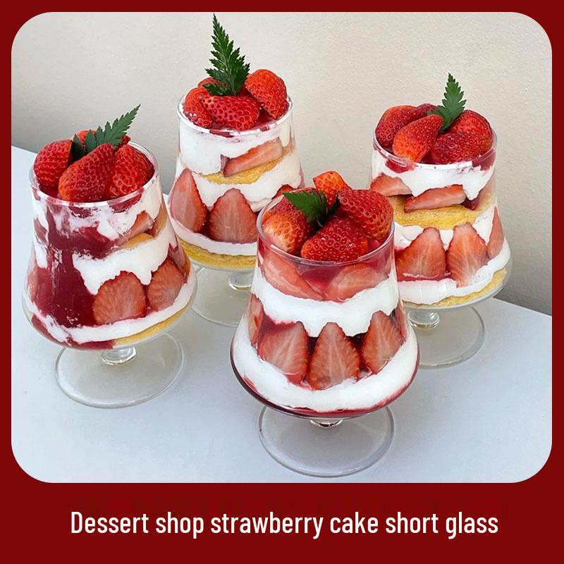 Pahar de vin roșu cireș de Ziua Îndrăgostiților cu cupă de desert cu mousse de căpșuni