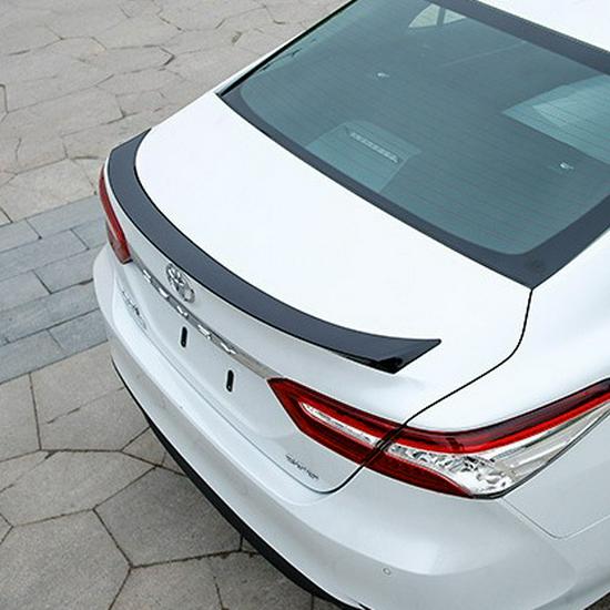 Kit Carrozzeria Stile USA per Camry Gen 8 Modelli 18-23: Spoiler Posteriore, Lip Anteriore, Spoiler sul Tetto, Minigonne Laterali