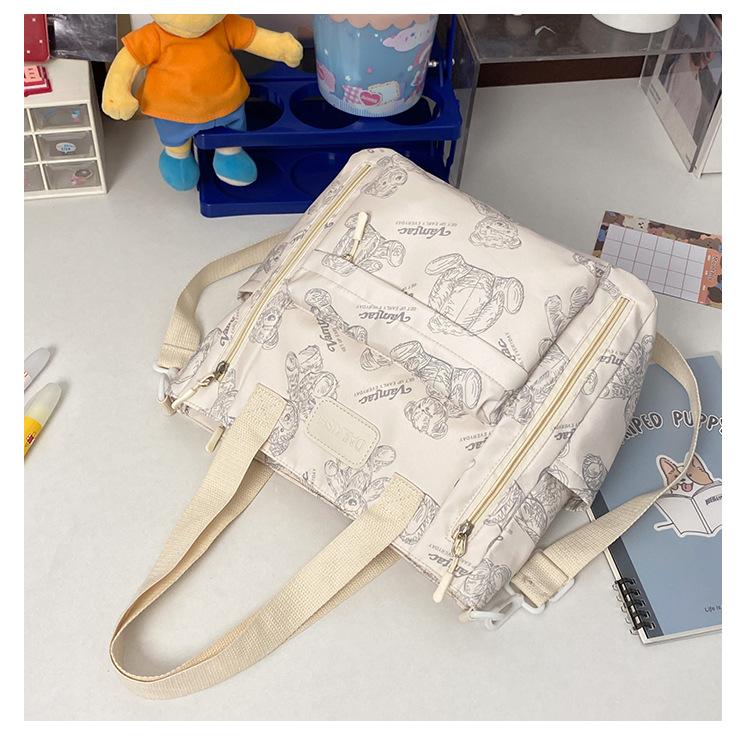 

2025 новая большая вместительная сумка-мессенджер для поездок на работу, сумка-тоут в ретро-стиле с медведем, сумка для репетиторства на занятиях для студентов белый