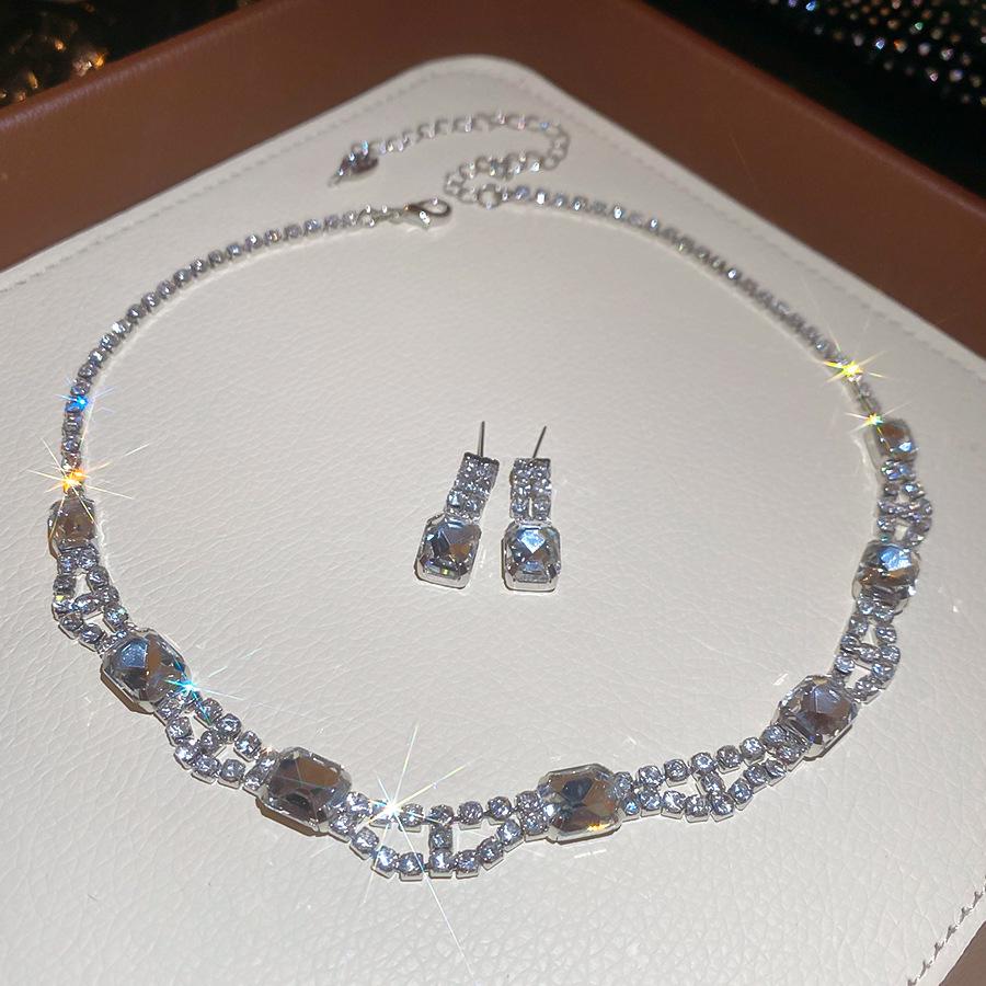 

Корейский простой набор серег и ожерелья с геометрическим дизайном и инкрустацией бриллиантами - Элегантная цепочка на ключицы