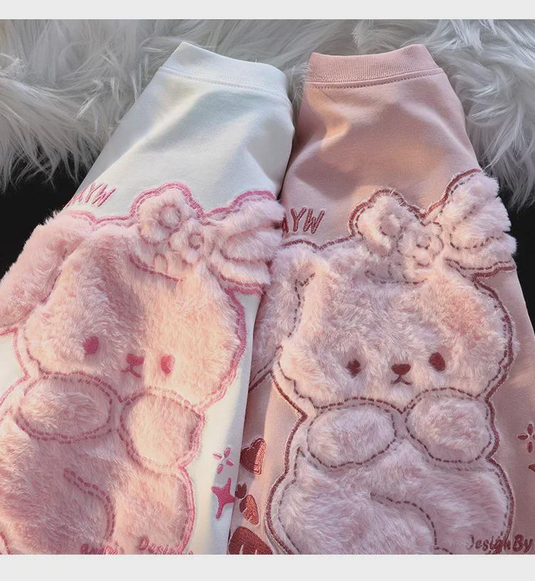 Camiseta Feminina Rosa Bordada com Urso de Manga Curta: Design Fofo, Doce e de Pelúcia para Primavera e Verão.