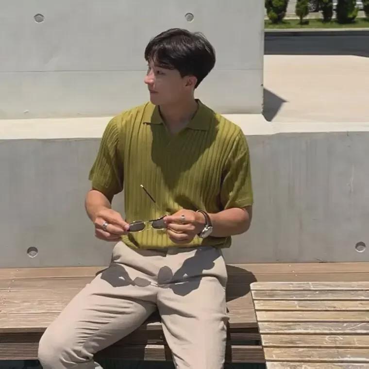 Polo pentru bărbați de vară cu dungi și gât în V - Croială slim fit, mânecă scurtă, tricot din mătase de gheață