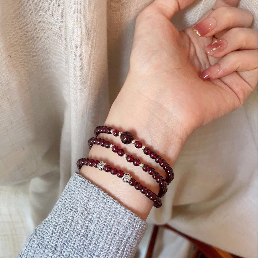 Natural garnet bracelet for women, alloy strawberry crystal triple-garnet bracelet, niche light luxury jewelry, gift for girlfriend