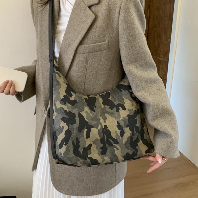 Leopard print canvas bag women's large capacity 2025 new autumn and winter versatile shoulder underarm bag college student class tote bag