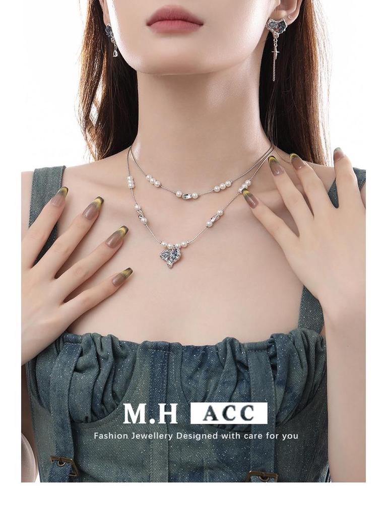 Blue & White Gradient Crushed Ice Heart Necklace - Women's Light Luxury Niche Clavicle Chain, Cool Original Design.