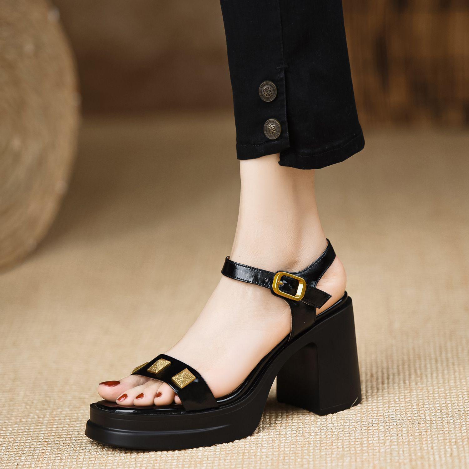 

Модные туфли на платформе с заклепками и блочным каблуком, лето 2024 года, сандалии с открытым носком и массивным каблуком для женщин, водонепроницаемая женская обувь на танкетке, дизайнерская распродажа 40