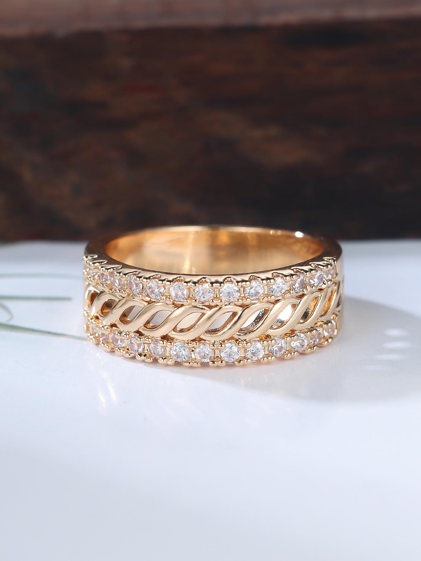 

Hein new simple gold round white diamond middle twist hollow women s ring no. 6