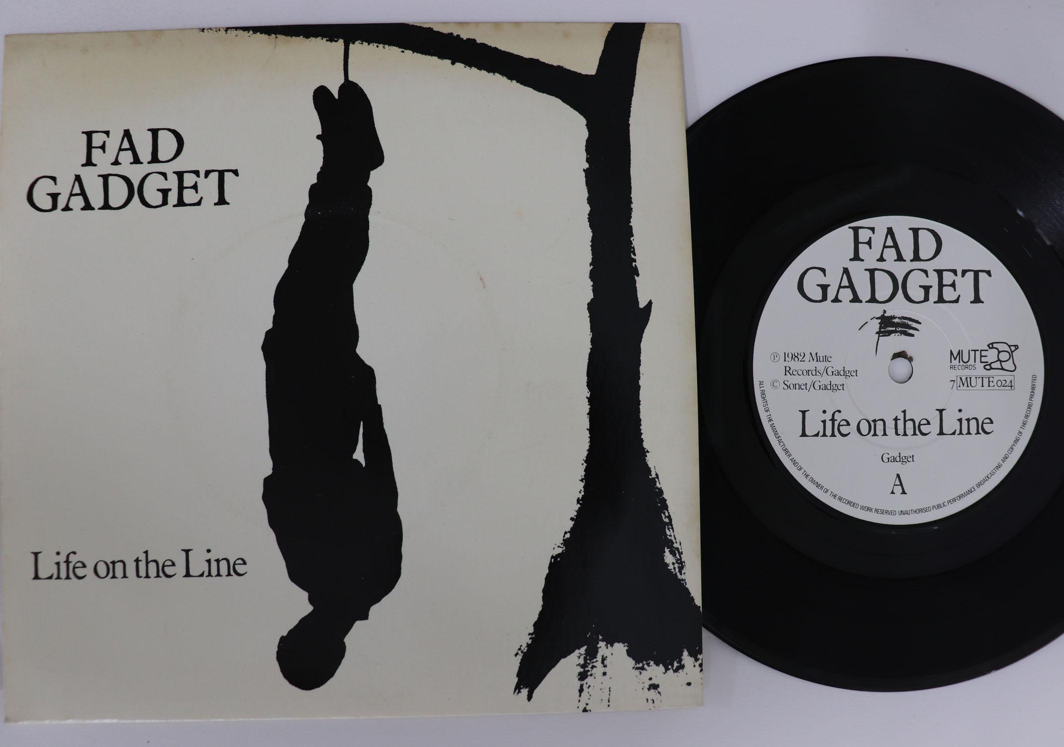 

7inch Record FAD GADGET - Life On The Line / 4m 7MUTE024 MUTE 1982 UK Rock Used