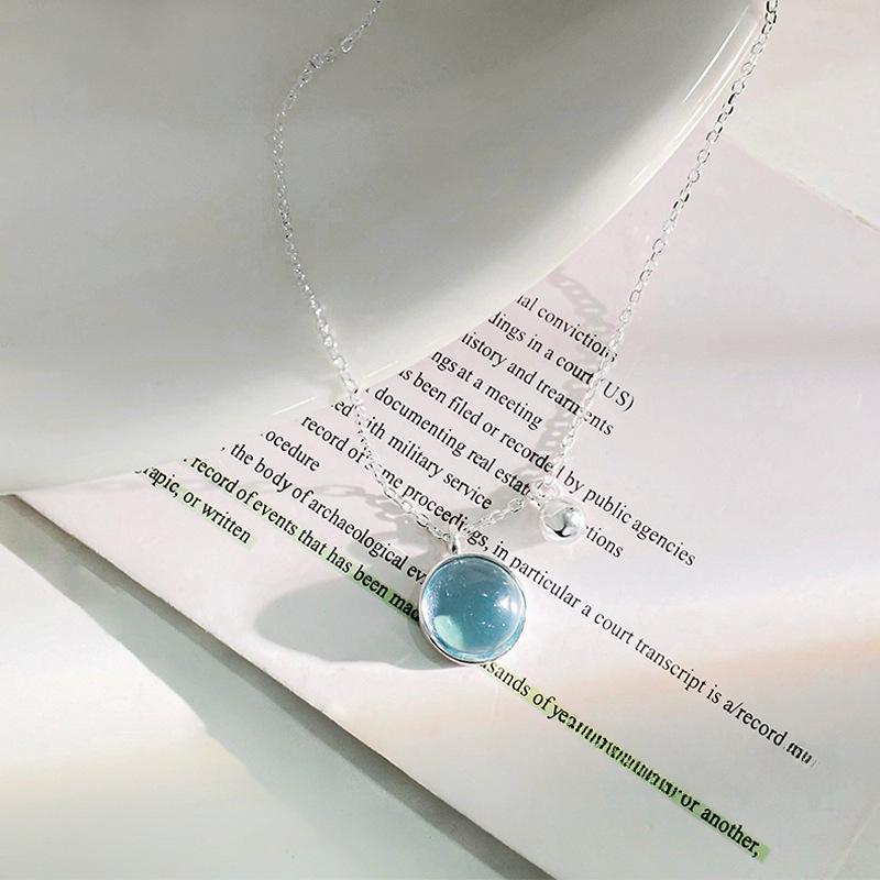 

Маленькое свежее светло-морское голубое круглое ожерелье для женщин. Летнее освежающее универсальное украшение на шею.