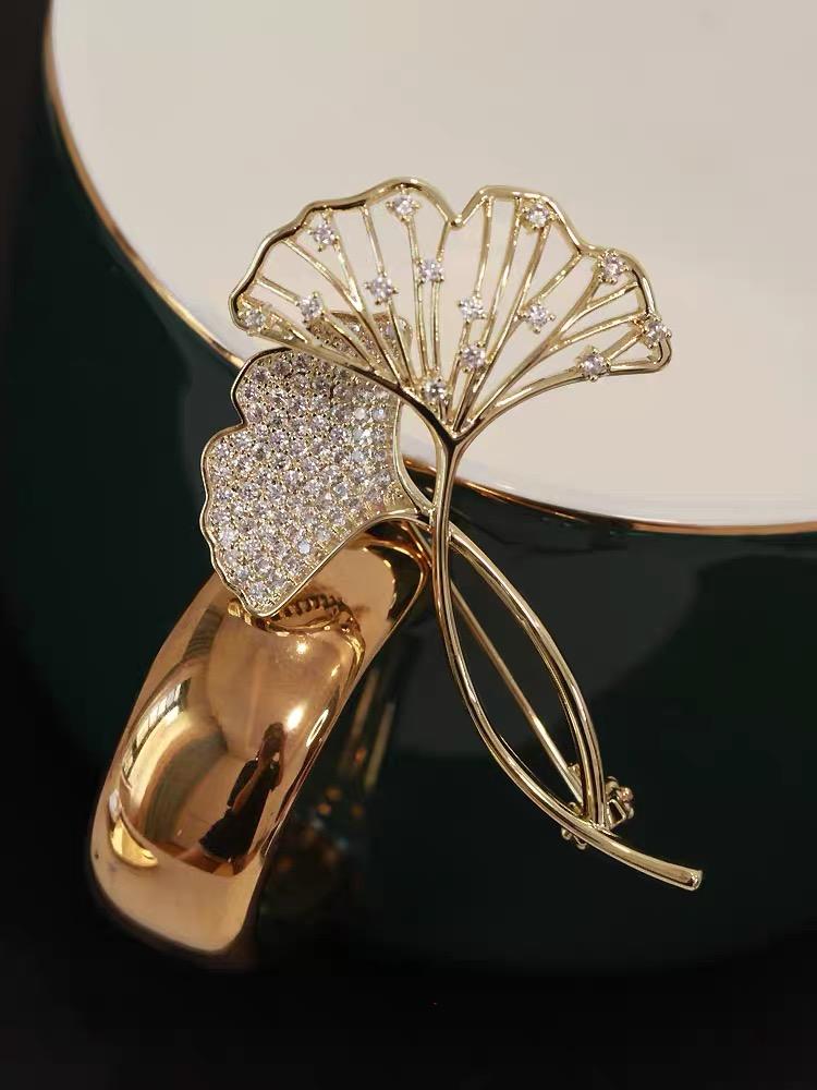 Retro Elegant Ginkgo Leaf Brooches For Women Fashion Rhinestone Flower Plant Lapel Pins Wedding Party Corsage Bijoux De Luxe