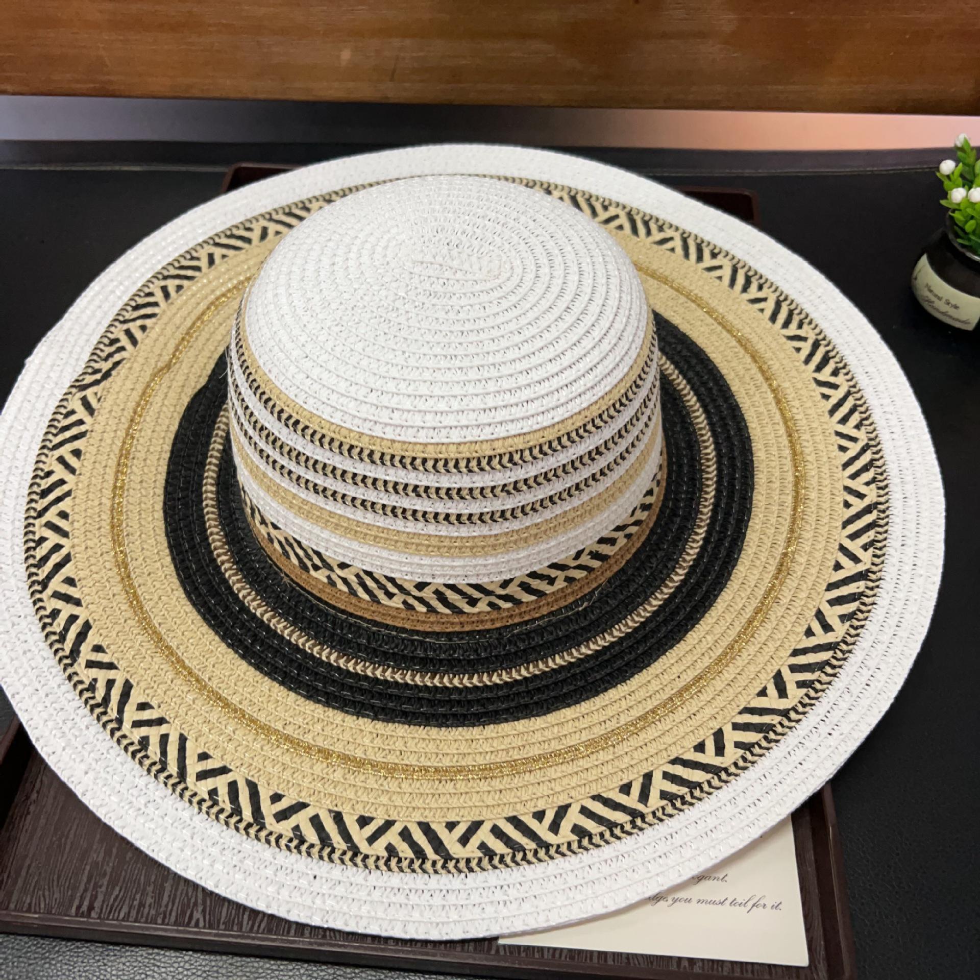 

Богемний етнічний набір для відпустки: Солом яні капелюхи та жіночі літні дорожні сумки для захисту від сонця на морському узбережжі.