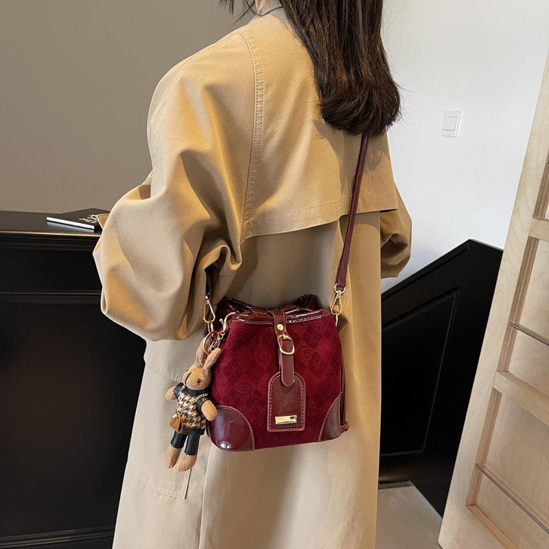 2025 New Fashion Trend Women's Bucket Bag Shoulder Bag Exquisite Oblique Span Small Bag Large Capacity