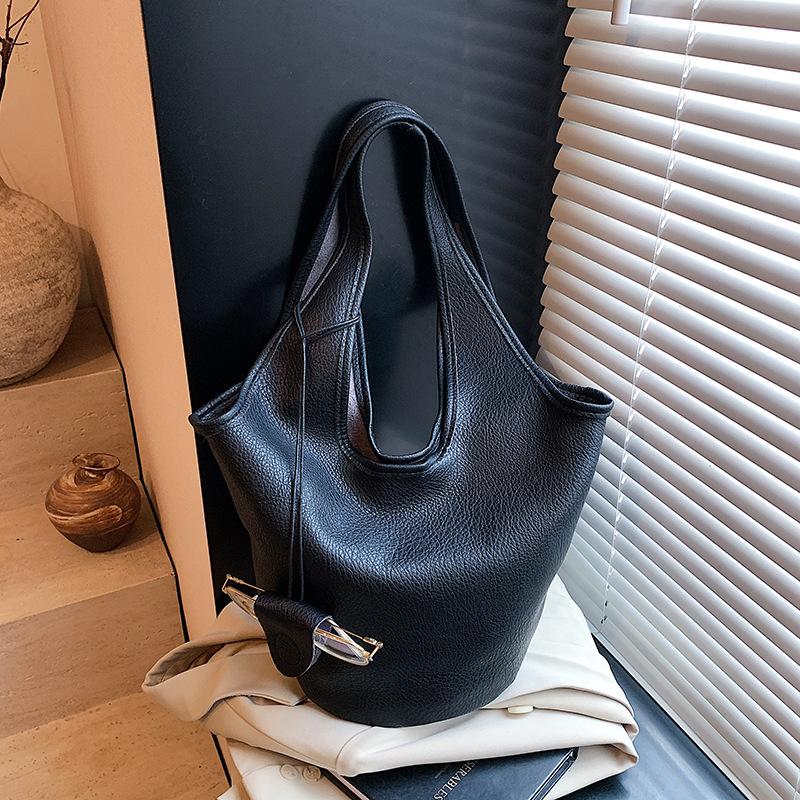 Large-capacity bag women's summer 2025 new versatile casual shoulder underarm mother and child bag popular bucket bag this year