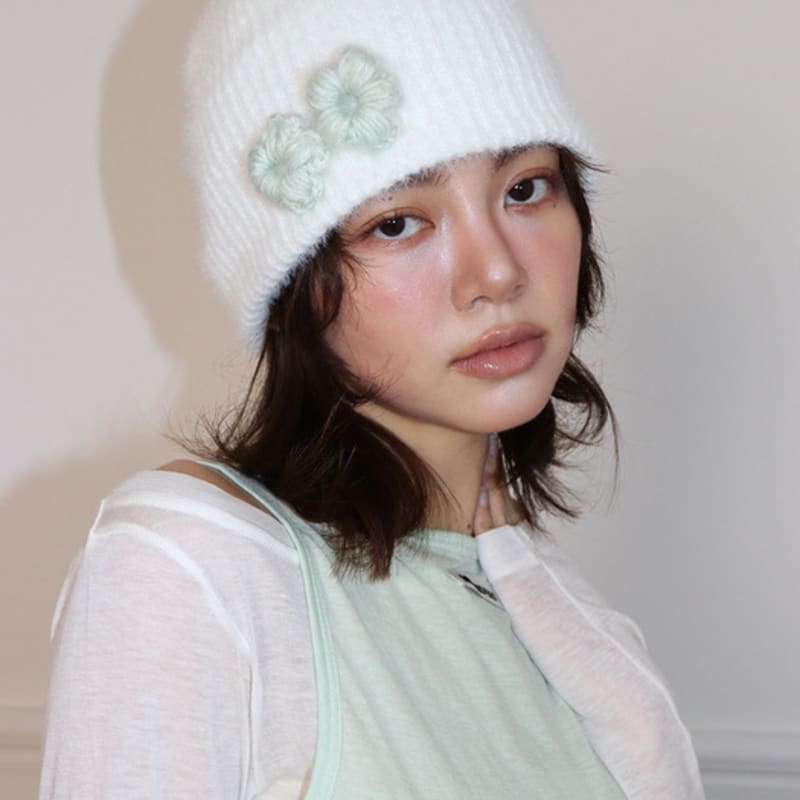 

MEENDERI FLOWER FLAKE BEANIE - WHITE FREE