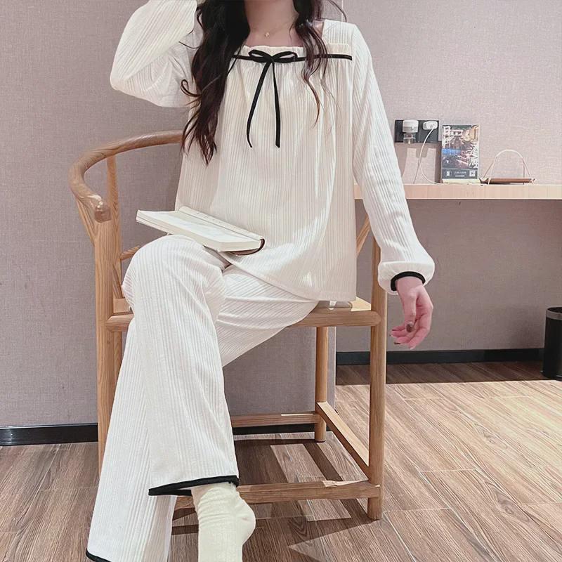 Pijamale cu desene animate în stil palat: Set proaspăt, casual, cu mânecă lungă, din două piese, ideal pentru interior sau exterior.