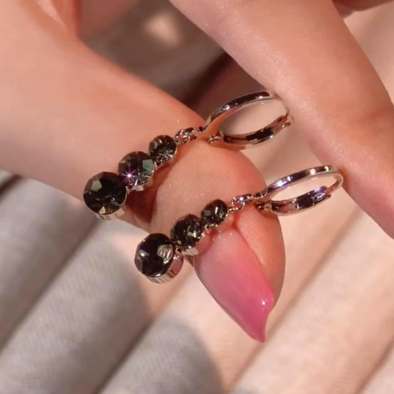 

Elegant and Sparkling Fringe Niche Earrings