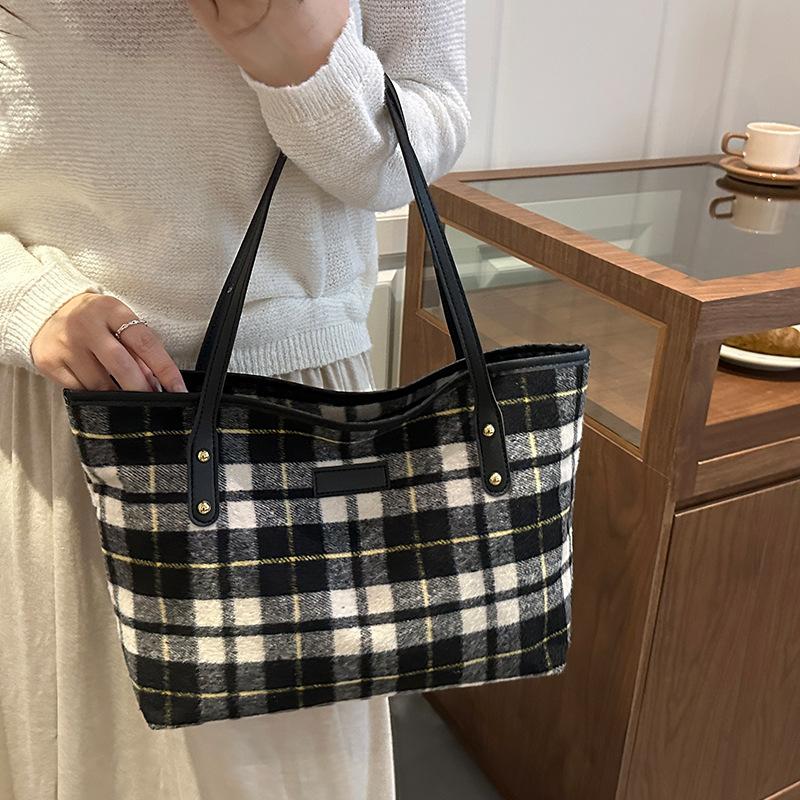 Niche Design Checkered Bag, Fashionable Tote Bag, Casual Large-capacity Single-shoulder Commuter Bag