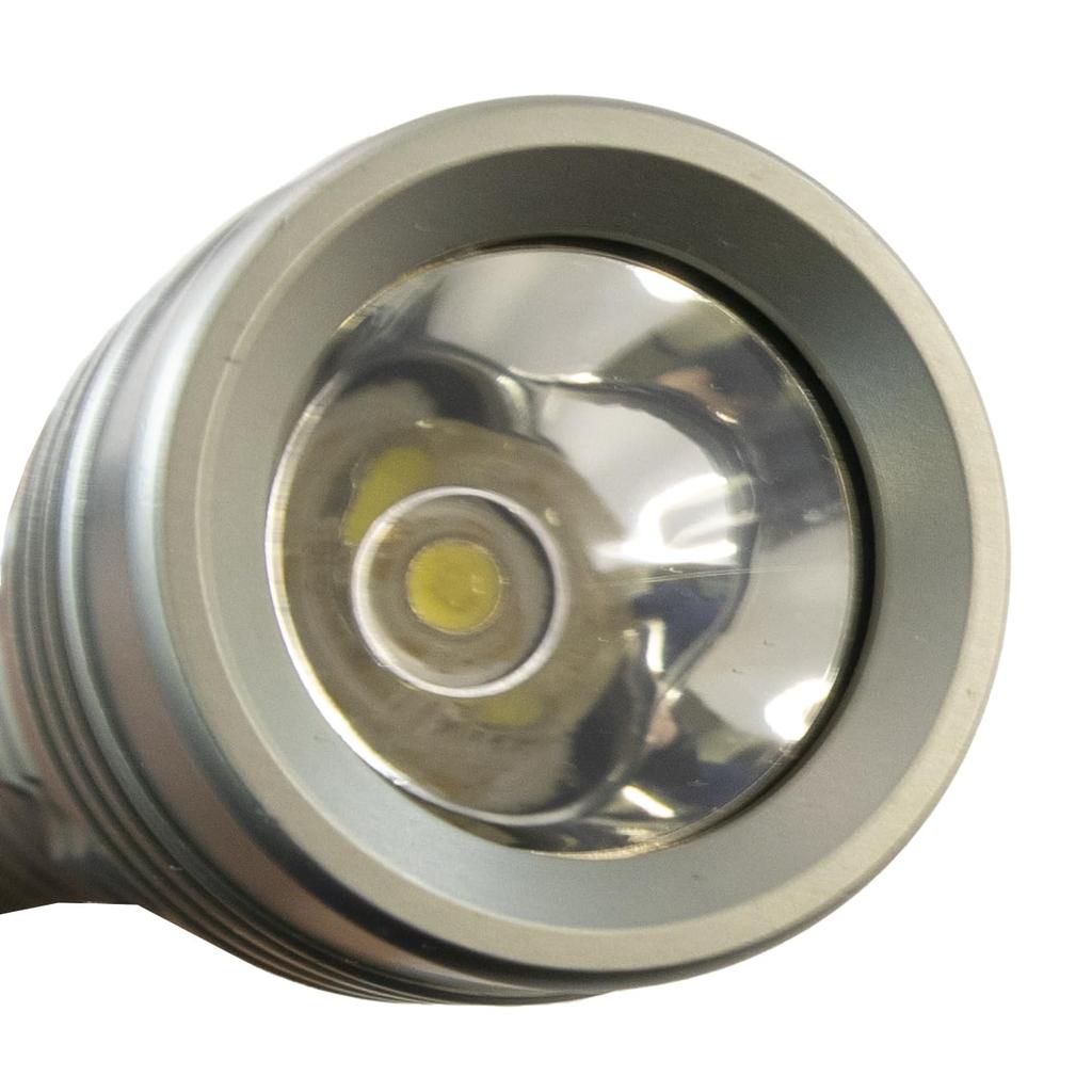 Schwere und robuste LED-Taschenlampe aus Metall mit einfachem Wasserschutz für einen sicheren Halt